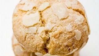 Rhubarb-mango crisp with amaretti-crumble topping