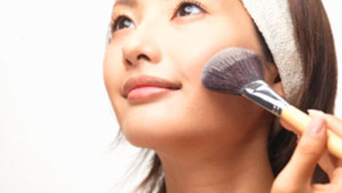 Using makeup brushes
