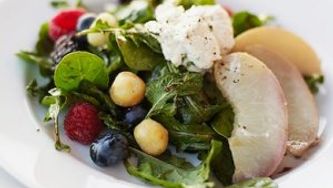 Grilled-peach, mint and arugula salad