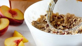 Peach streusel pie