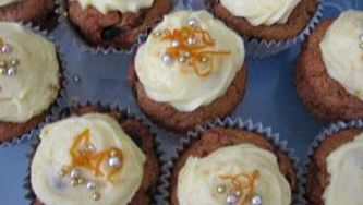 Mini-Christmas cakes with marzipan icing
