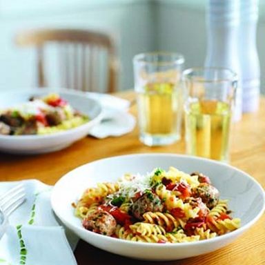 Light chicken meatballs with fusilli