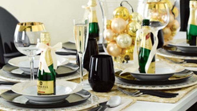 How to decorate your holiday table