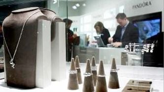 Pandora opens up shop in Canada