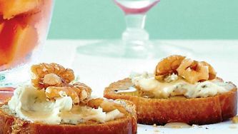 Gorgonzola-walnut toasts