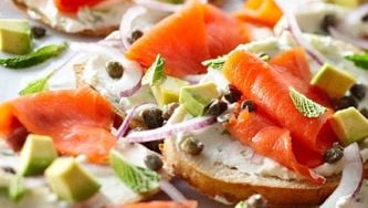 Smoked-salmon nachos