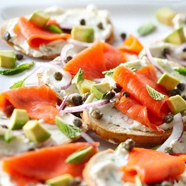 Smoked-salmon nachos