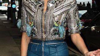 How to wear the leather skirt
