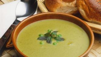 Cauliflower and pea soup