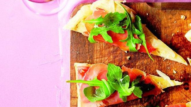 Instant party! Prosciutto pizzettes with orange ruby fizzes