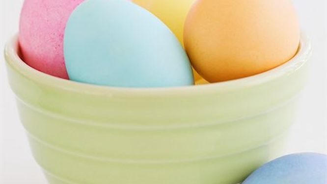 Easter egg decorating ideas and natural food dye tips