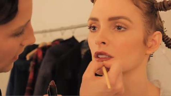 How to apply lipstick