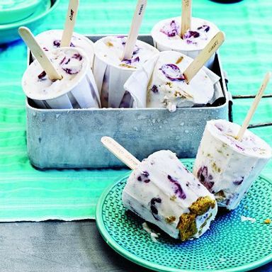 Cherry-cheesecake pops: Summer on a stick