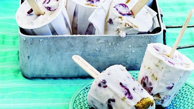 Cherry-cheesecake pops: Summer on a stick