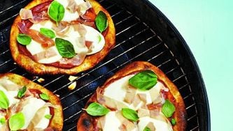 Grilled margherita pizza: Something new for the BBQ