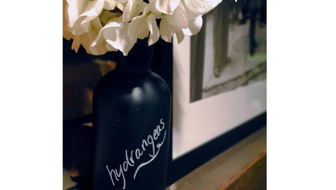 How to decorate empty wine bottles with chalkboard paint