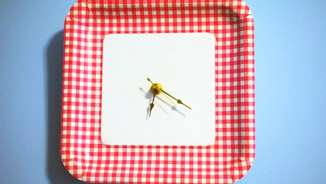 Paper plate wall clock! Add a colourful accent to your decor with this 10-minute craft