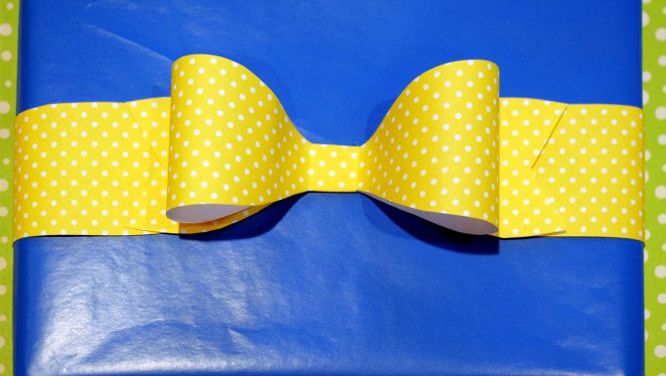 How to make a pretty bow with wrapping paper
