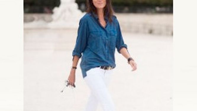 Weekend style: White jeans with a dark denim shirt