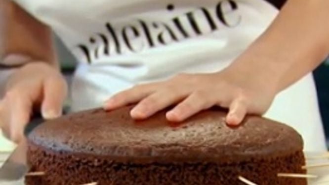 How to cut a layer cake