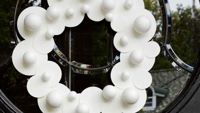 How to make an elegant paper and styrofoam wreath