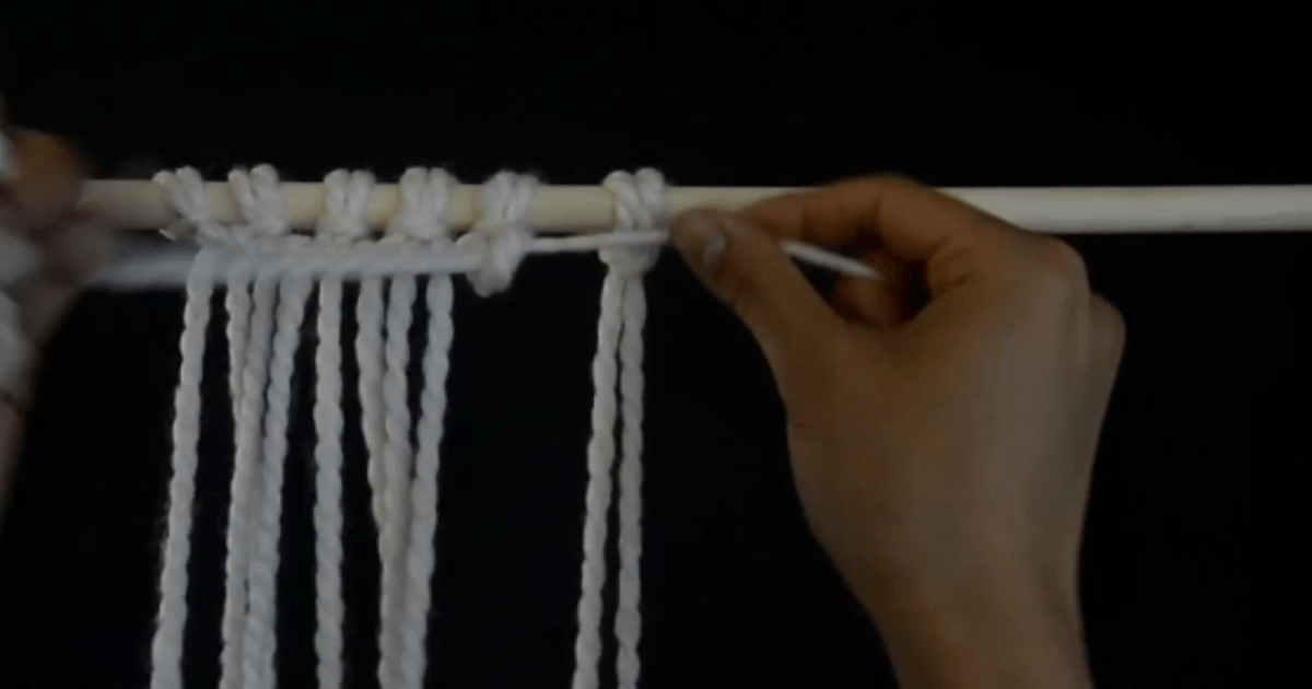 Macrame How to make a horizontal double half hitch Chatelaine