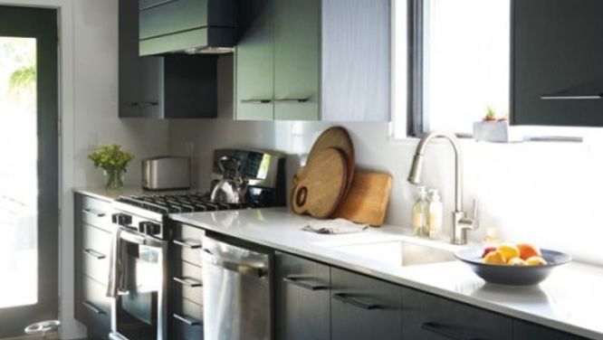 How to decorate a galley kitchen in black and white