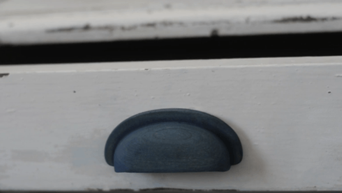 How to dip-dye a wood knob