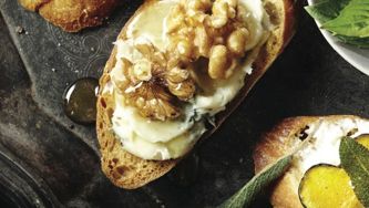 Crostini with gorgonzola, walnuts and honey