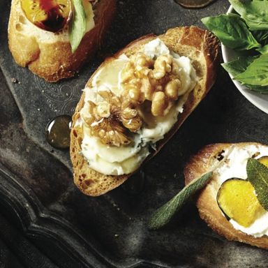 Crostini with gorgonzola, walnuts and honey