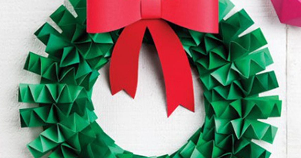How to make an accordion folded paper wreath Chatelaine