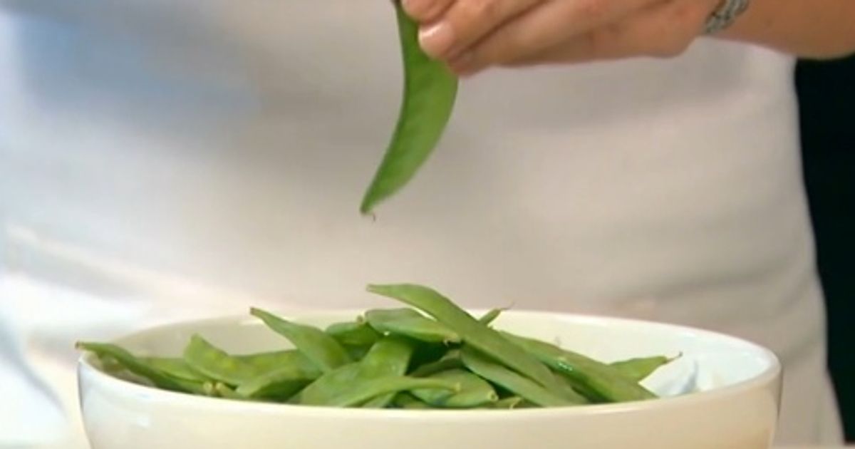 How to string and tip snap snow peas Chatelaine