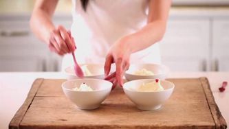 How to frost a cake in pink ombré
