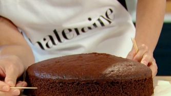 How to cut a layer cake