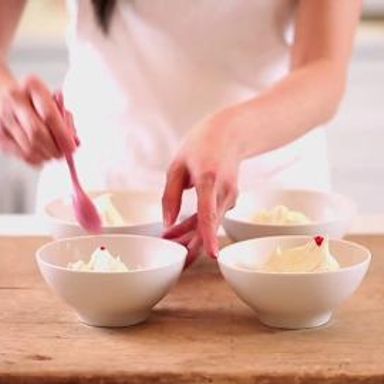How to frost a cake in pink ombré