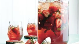 Chatelaine Quenchers: How to make strawberry sangria