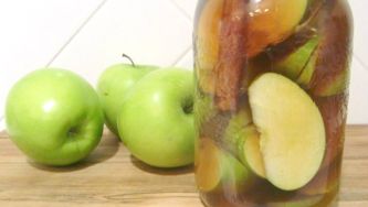 How to make quick pickled apples