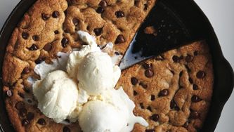 Chatelaine Quickies: Skillet chocolate chip cookie