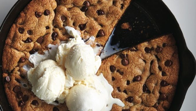 Chatelaine Quickies: Skillet chocolate chip cookie