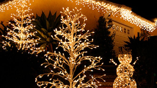 An interior designer’s best tips for holiday lights that actually look good