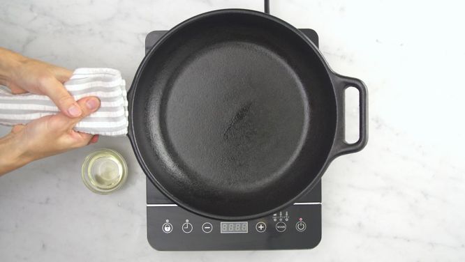 Chatelaine Basics: How to clean a cast iron skillet