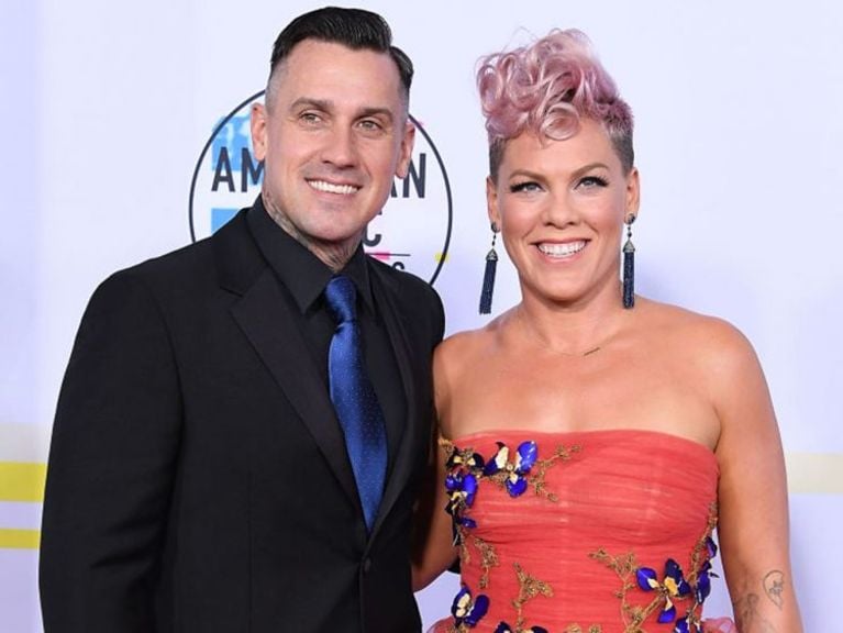 celebrities-sex-after-baby-pink and her husband pose on the red carpet