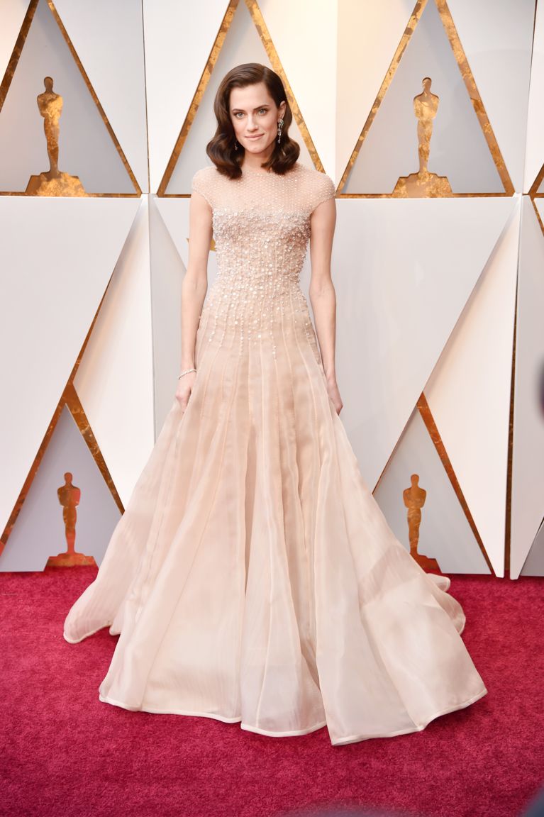 Allison Williams wears champagne on the Oscars 2018 red carpet.