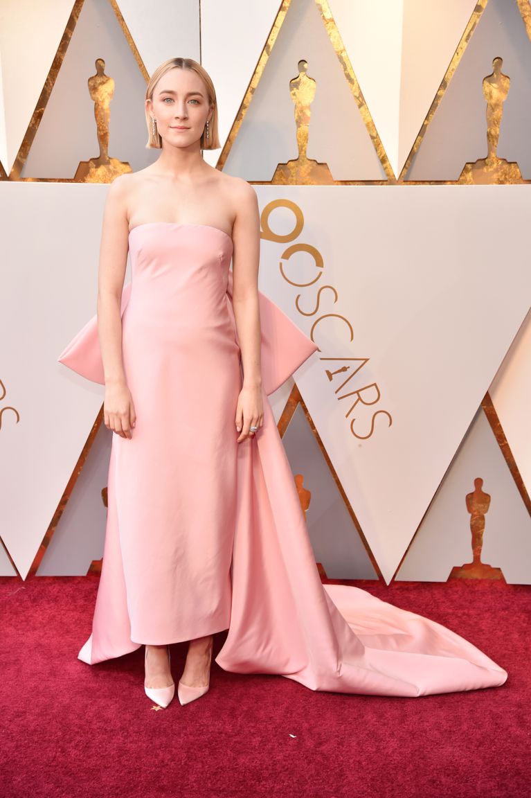 Saoirse Ronan wears pink on the Oscars 2018 red carpet.