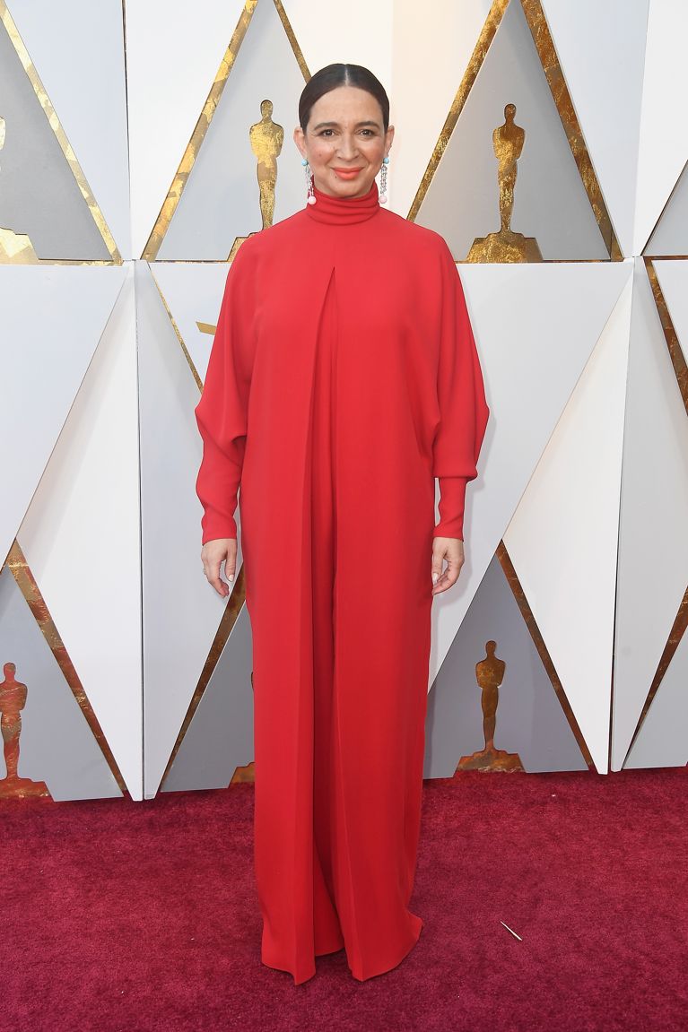 Maya Rudolph wears all red on the Oscars 2018 red carpet.