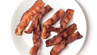 Here's An Easier, Less-Messy Way To Cook Bacon