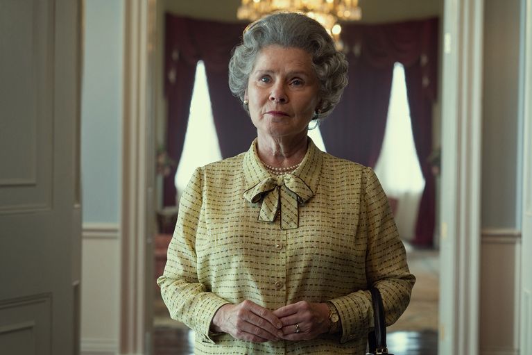 Imelda Staunton as the Queen. (Photo: Alex Bailey / Netflix)