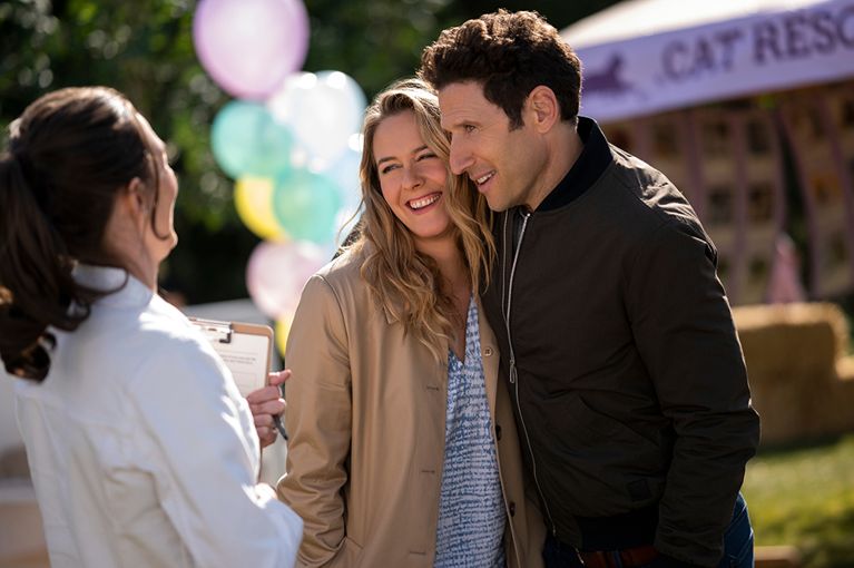 THE BABY-SITTERS CLUB (L to R) ALICIA SILVERSTONE as ELIZABETH THOMAS-BREWER and MARK FEUERSTEIN as WATSON BREWER in episode 201 of THE BABY-SITTERS CLUB Cr. KAILEY SCHWERMAN/NETFLIX © 2021