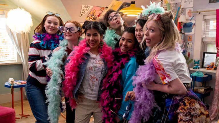 THE BABY-SITTERS CLUB (L to R) SOPHIE GRACE as KRISTY THOMAS, VIVIAN WATSON as MALLORY PIKE, KYNDRA SANCHEZ as DAWN SCHAFER, MALIA BAKER as MARY ANNE SPIER, ANAIS LEE as JESSI RAMSEY, MOMONA TAMADA as CLAUDIA KISHI, and SHAY RUDOLPH as STACEY MCGILL in episode 203 of THE BABY-SITTERS CLUB Cr. LIANE HENTSCHER/NETFLIX © 2021