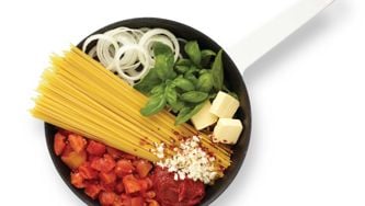 Easy One-Pan Pasta With Tomato Sauce